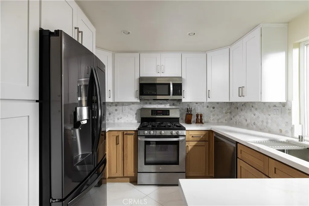 Upgraded kitchen with stainless steel appliances