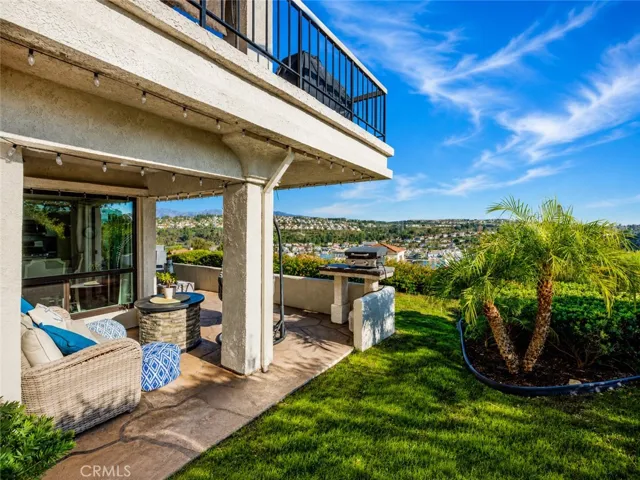 Private and spacious side yard on corner unit