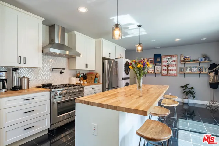 6601 Rubio Avenue, Lake Balboa, California 91406