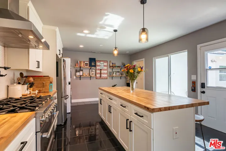 6601 Rubio Avenue, Lake Balboa, California 91406