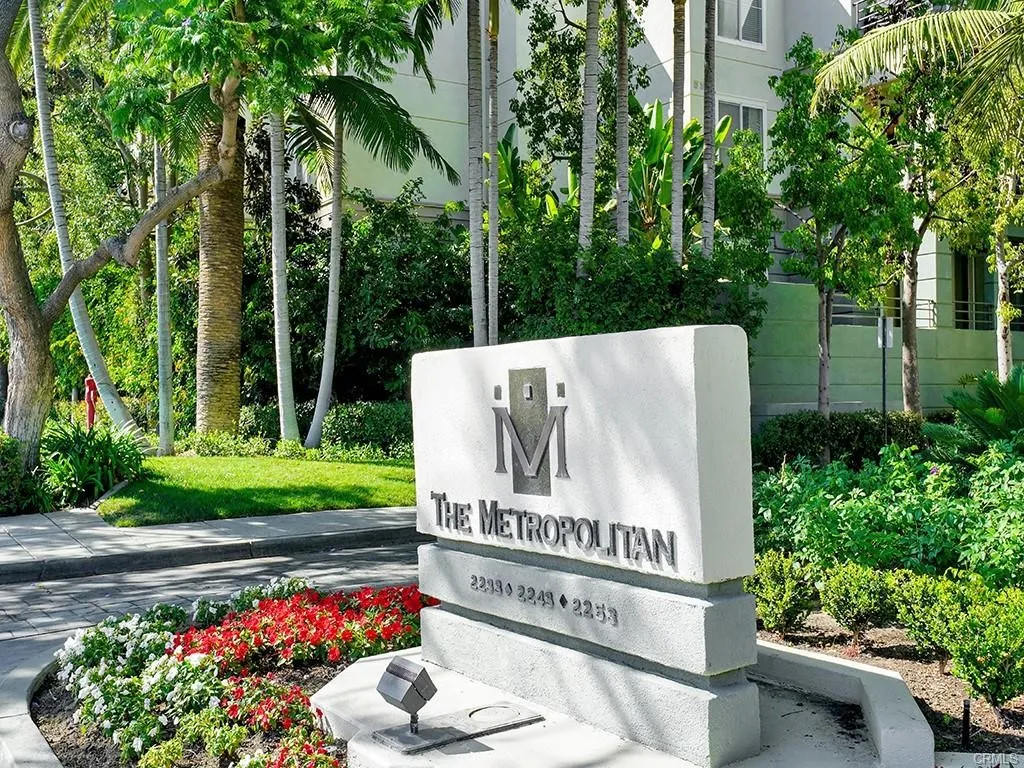 Condo is in Metropolitan Community