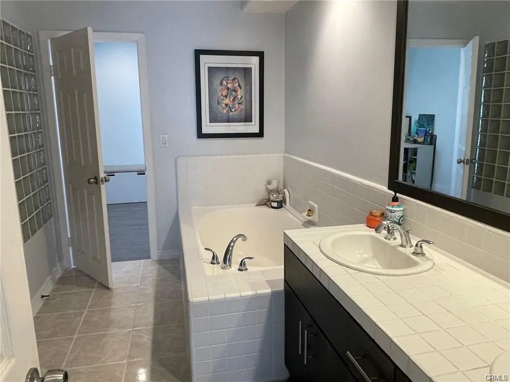 Master bath with large bath tub