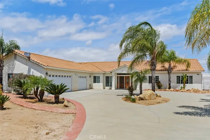 Huge oversized garage.