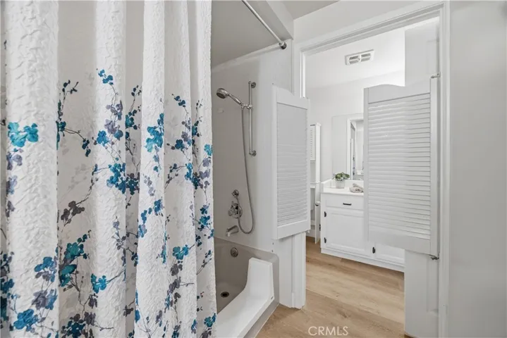Tub/shower with lowered entry ledge