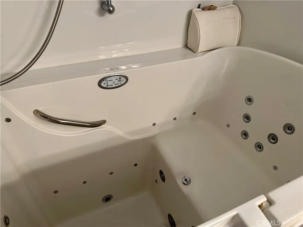 spa jets - great for relaxing. Easy in and out