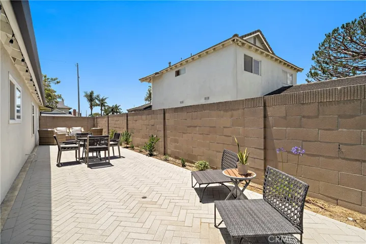 Side yard patio