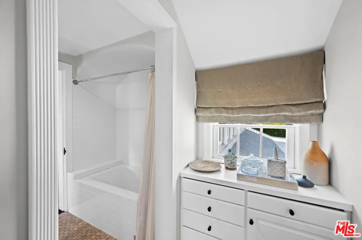 211 Barlock Avenue, Los Angeles, California 90049