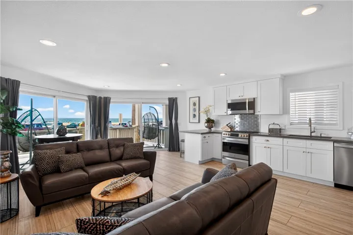 2212 W Oceanfront, Newport Beach, California 92663