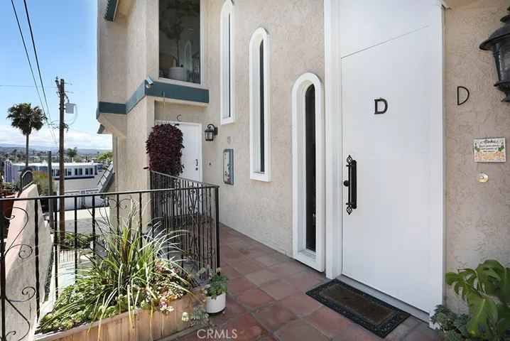 Entry to units C & D.