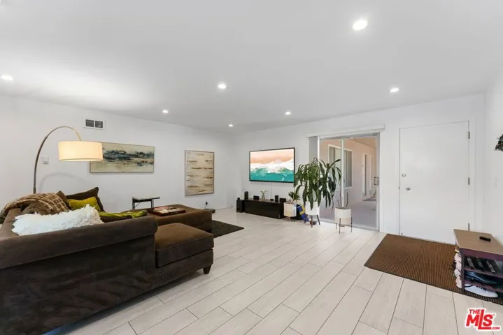 2002 4th Street 102, Santa Monica, California 90405