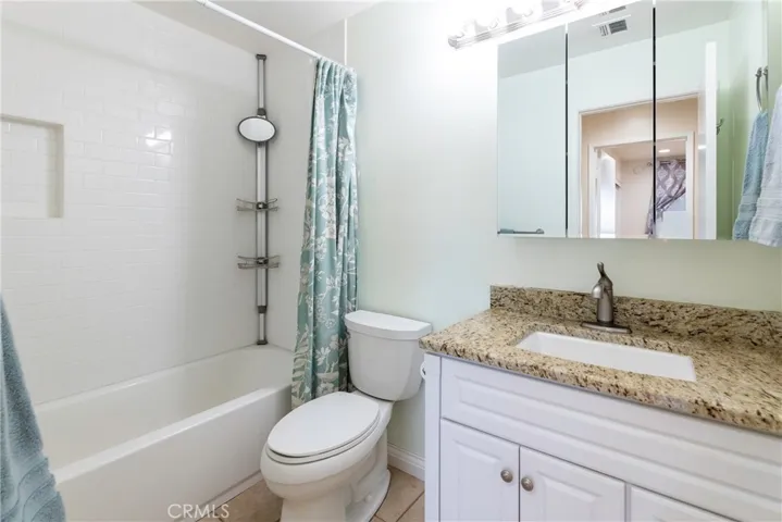 Upstairs hall full bath