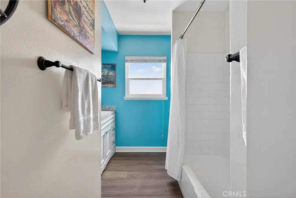 Upstairs guest full bathroom