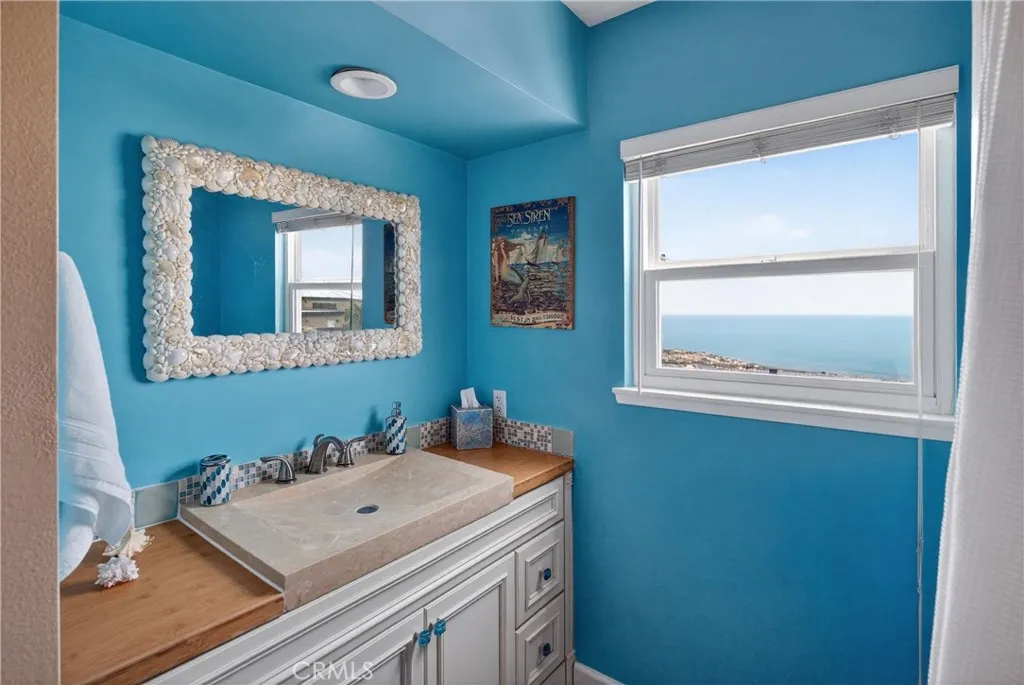upstairs guest full bathroom