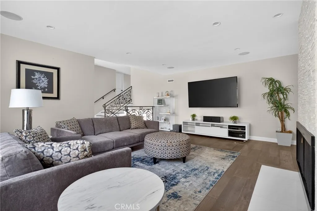Livingroom at entry