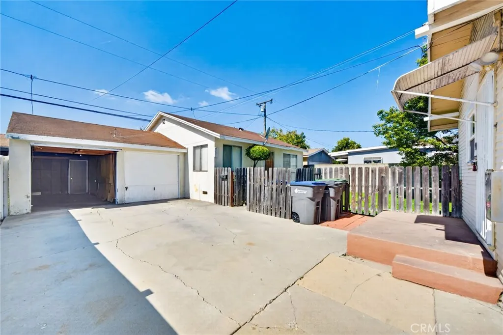 Driveway/Garage