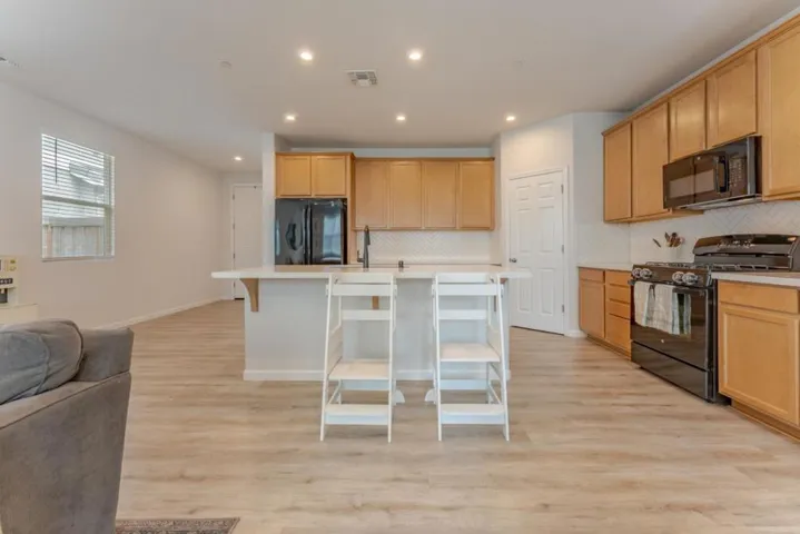 9584 Del Seis Drive, Sacramento, California 95829