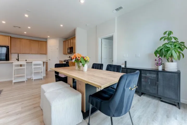 9584 Del Seis Drive, Sacramento, California 95829