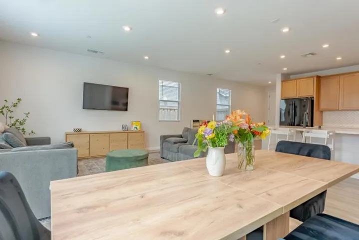 9584 Del Seis Drive, Sacramento, California 95829