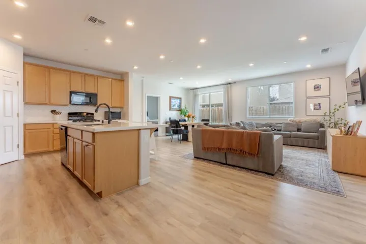 9584 Del Seis Drive, Sacramento, California 95829