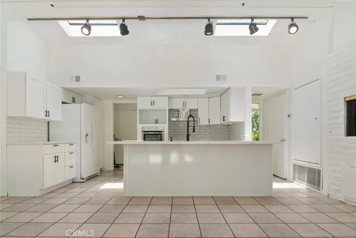 30 La Patera Court, Camarillo, California 93010
