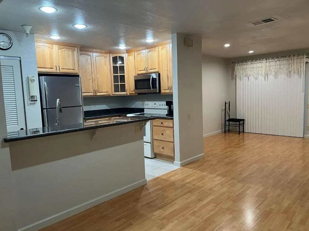 310 Hackamore Ln