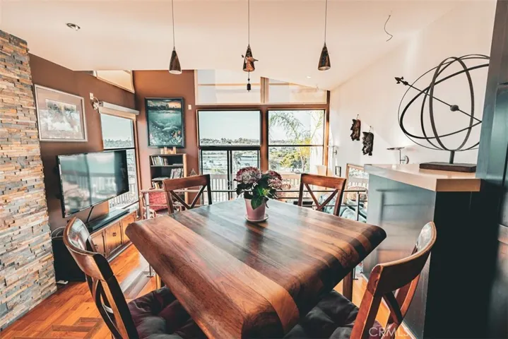eat-in kitchen