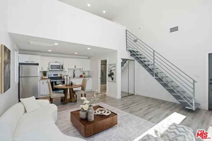 17721 Burbank Boulevard, Encino, California 91316