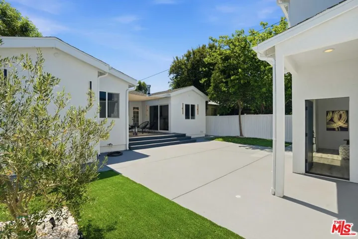 17721 Burbank Boulevard, Encino, California 91316