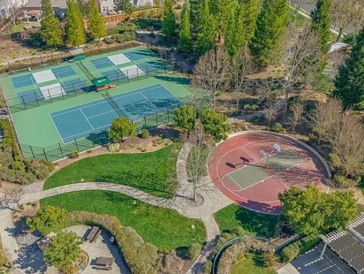 TENNIS, PICKLEBALL, BASKETBALL, BBQ AREA, A SHORT BLOCK FROM YOUR HOME