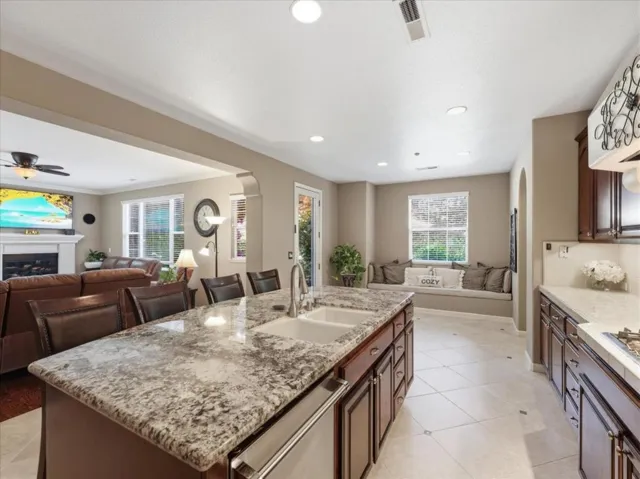 Kitchen Family Room / Breakfast Nook