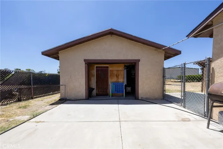 Detached Garage with 4 bedroom