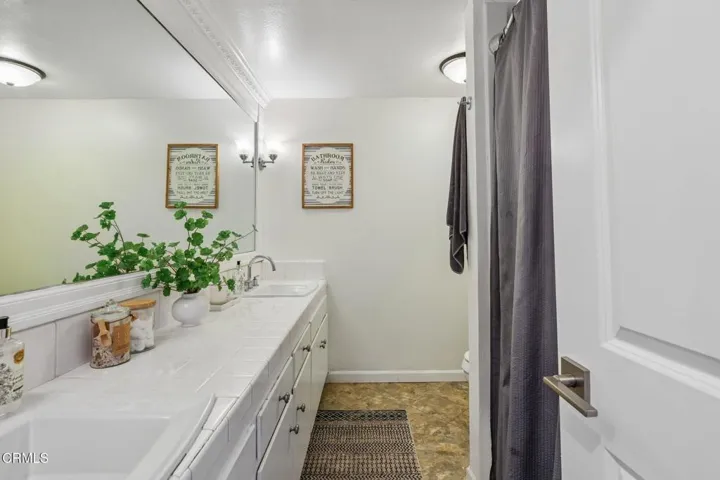 18-web-or-mls-Dunnigan St-S0106-018