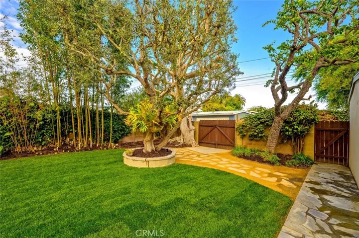 1962 Fullerton Avenue, Costa Mesa, California 92627