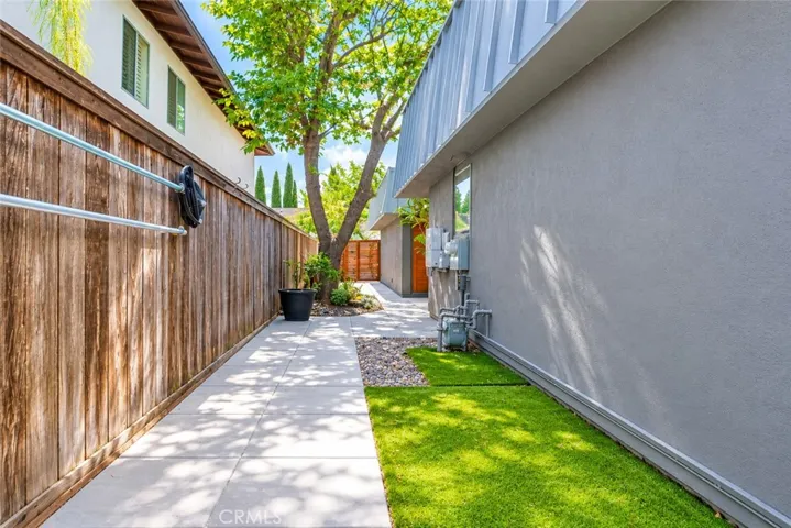 SIDEYARD