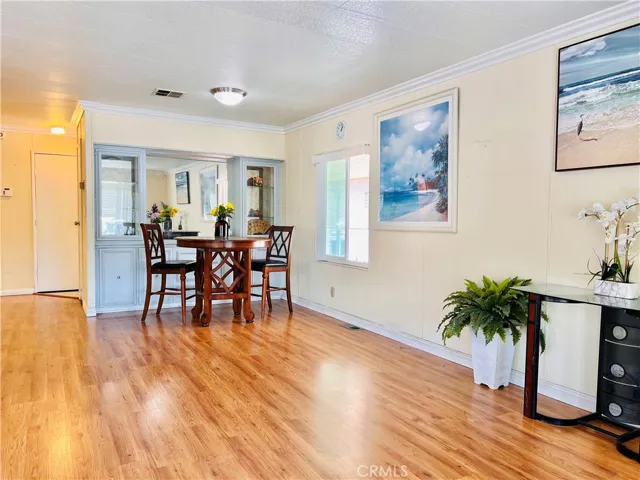 Living room open to dining area - view 8
