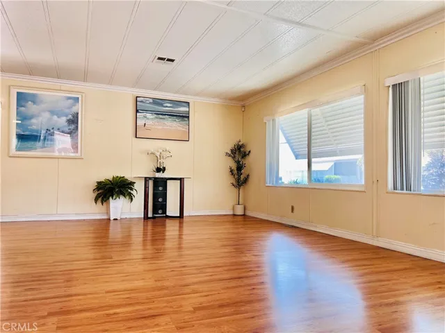 Living room - view 5