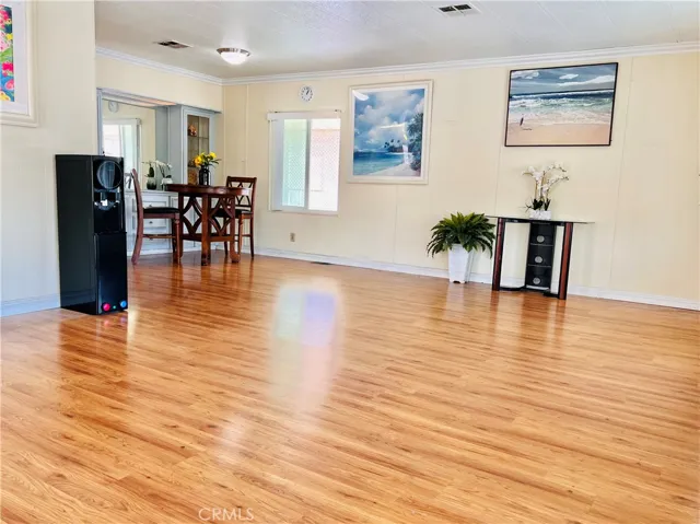 Living room open to dining area - view 7