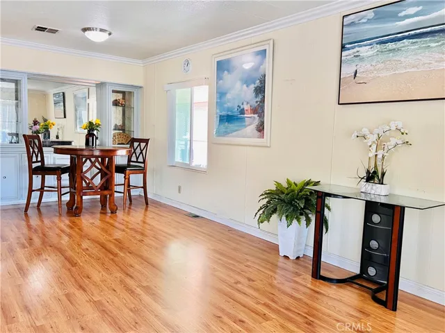 Living room open to dining area - view 10