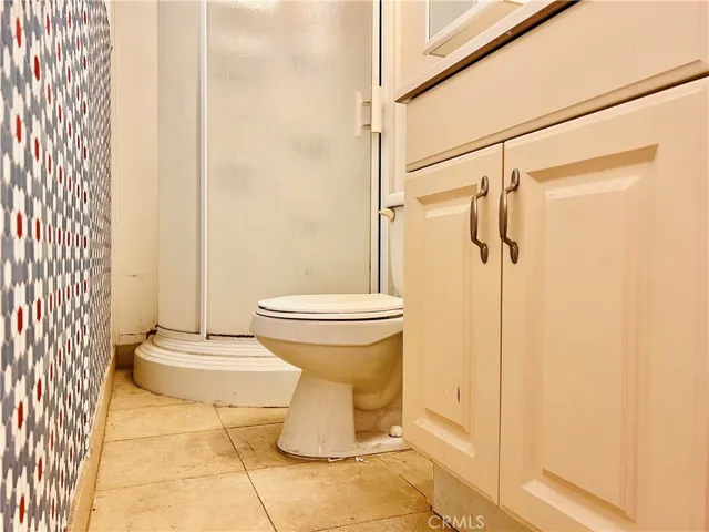 3rd bathroom - view 3