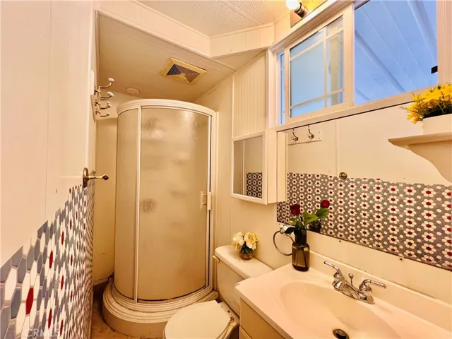3rd bathroom - view 1