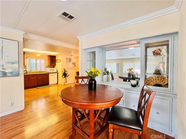 Dining area - view 2