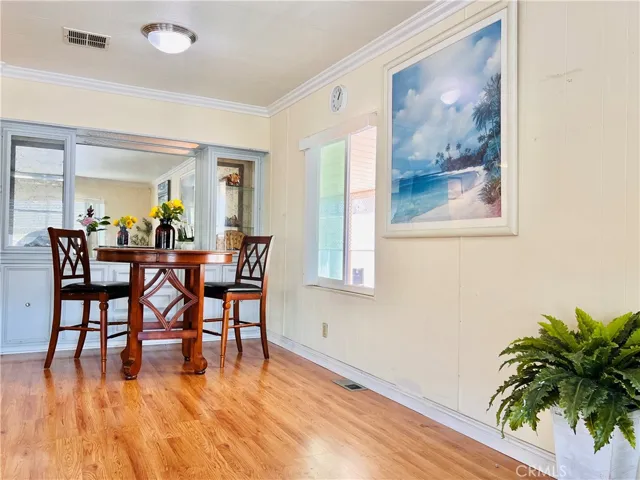 Dining area - view 1