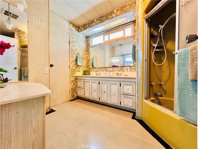 Master bathroom - view 1