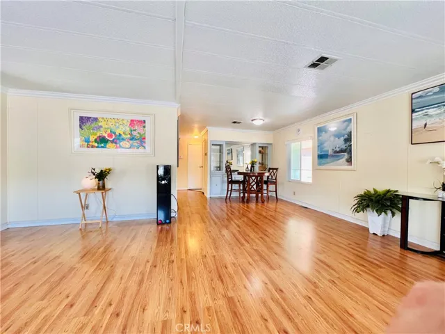 Living room open to dining area - view 6