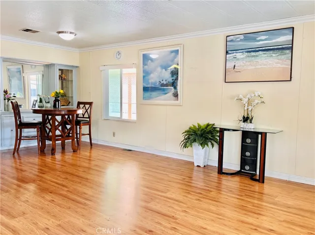 Living room open to dining area - view 9