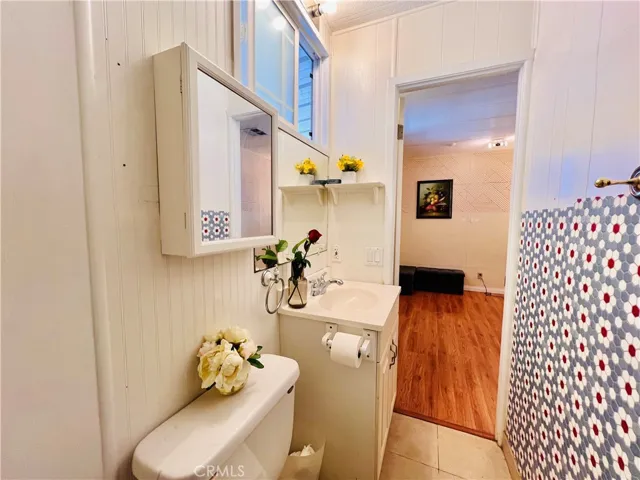 3rd bathroom - view 2