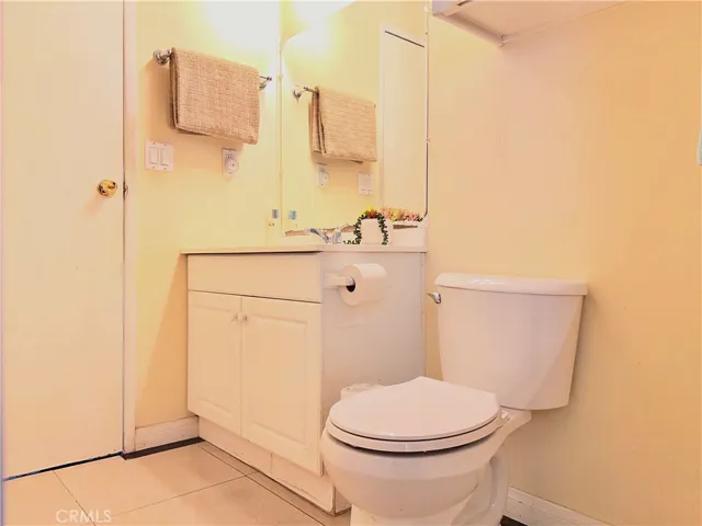 2nd bathroom - view 4