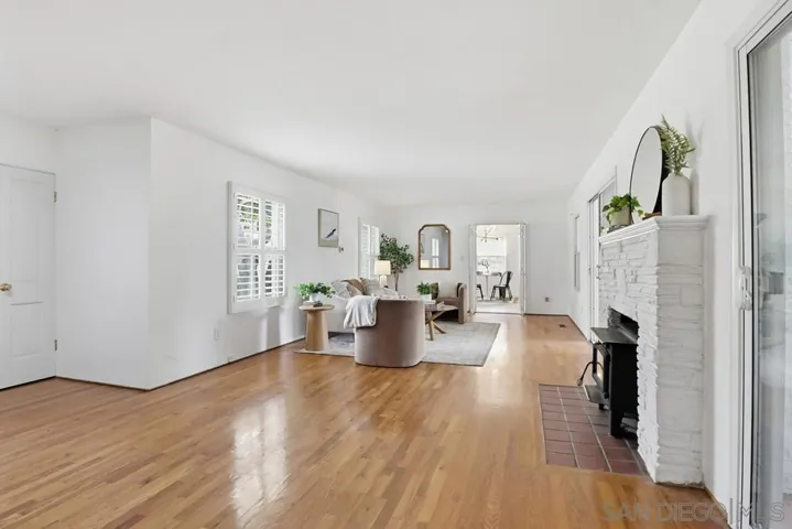 Spacious light and bright living room!