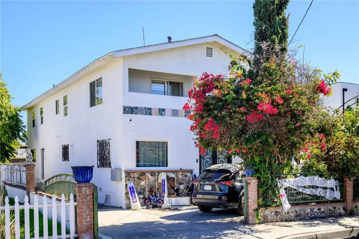 5228 Auckland 2, North Hollywood, California 91601