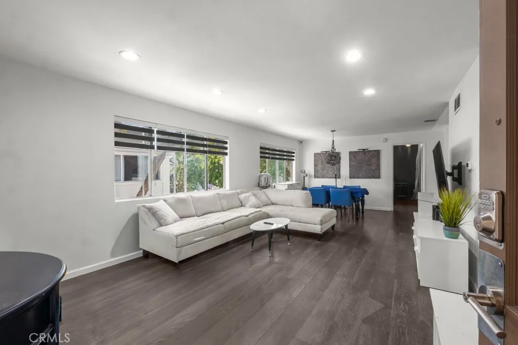 18619 Collins F30, Tarzana, California 91356 — photo 4